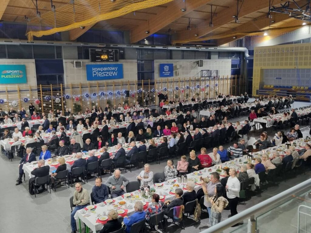 Na zdjęciu stoły w haki podczas imprezy kulturalnej