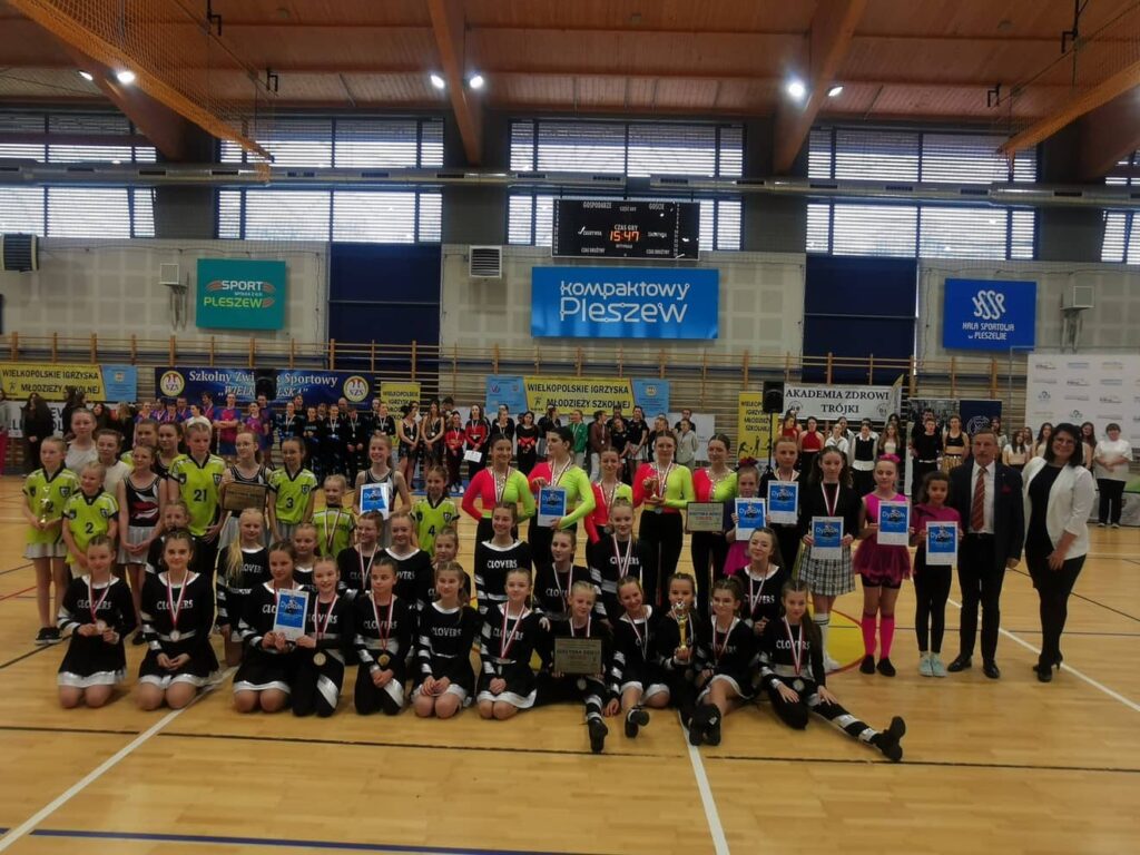 Na zdjęciu młodzież z medalami - drużyny aerobiku
