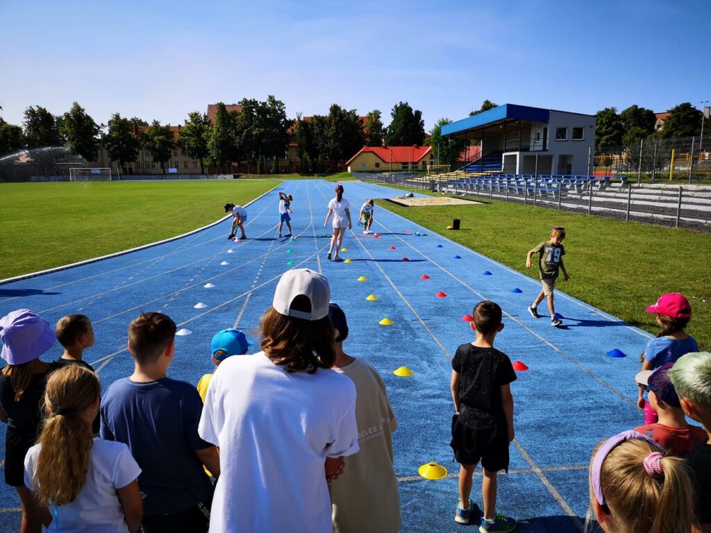 Młodzież na bieżni podczas zawodów sportowych