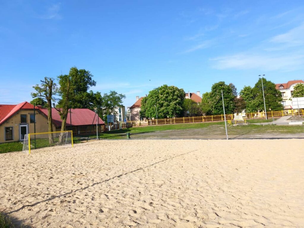 Na zdjęciu boisko letnie, piaszczyste