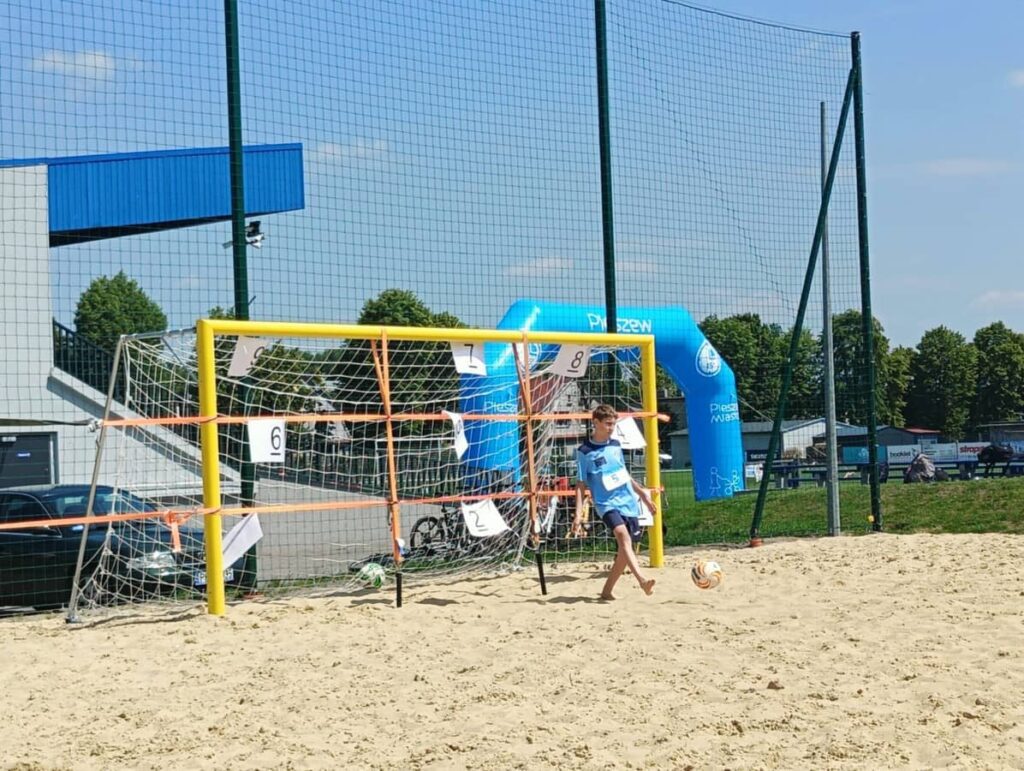 Na zdjęciu boisko letnie, piaszczyste