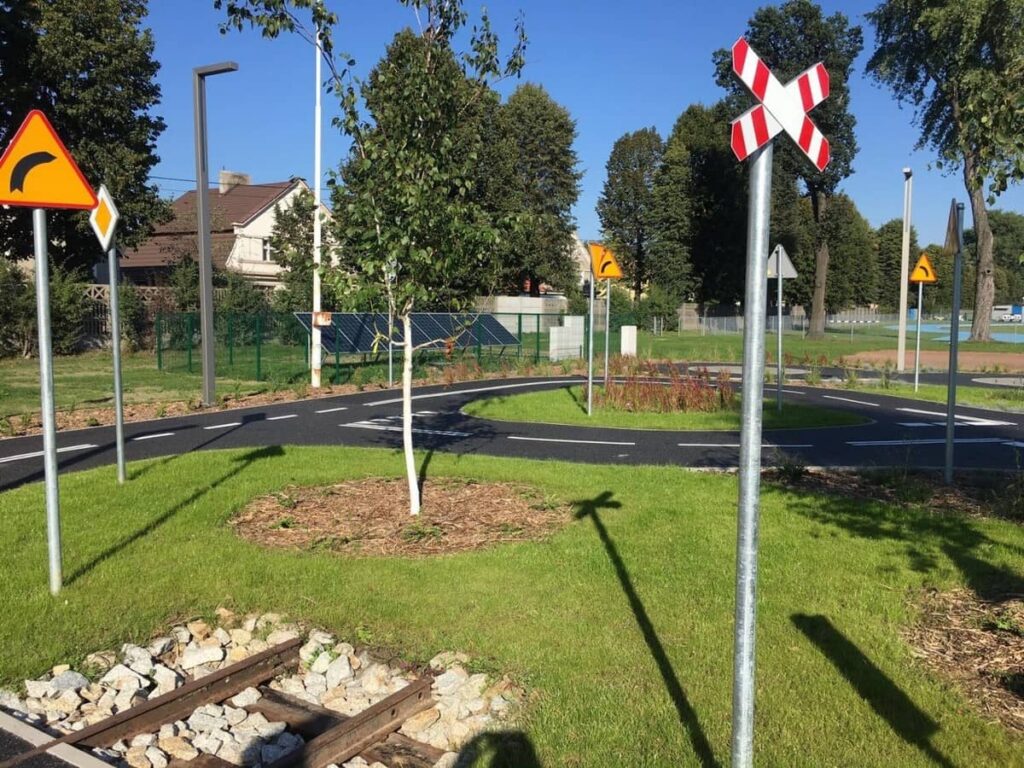 Na zdjęciu ulice i znaki miasteczka ruchu drogowego w Pleszewie