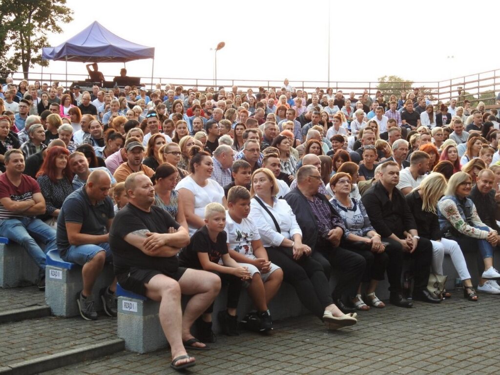 Publiczność w amfiteatrze podczas koncertu