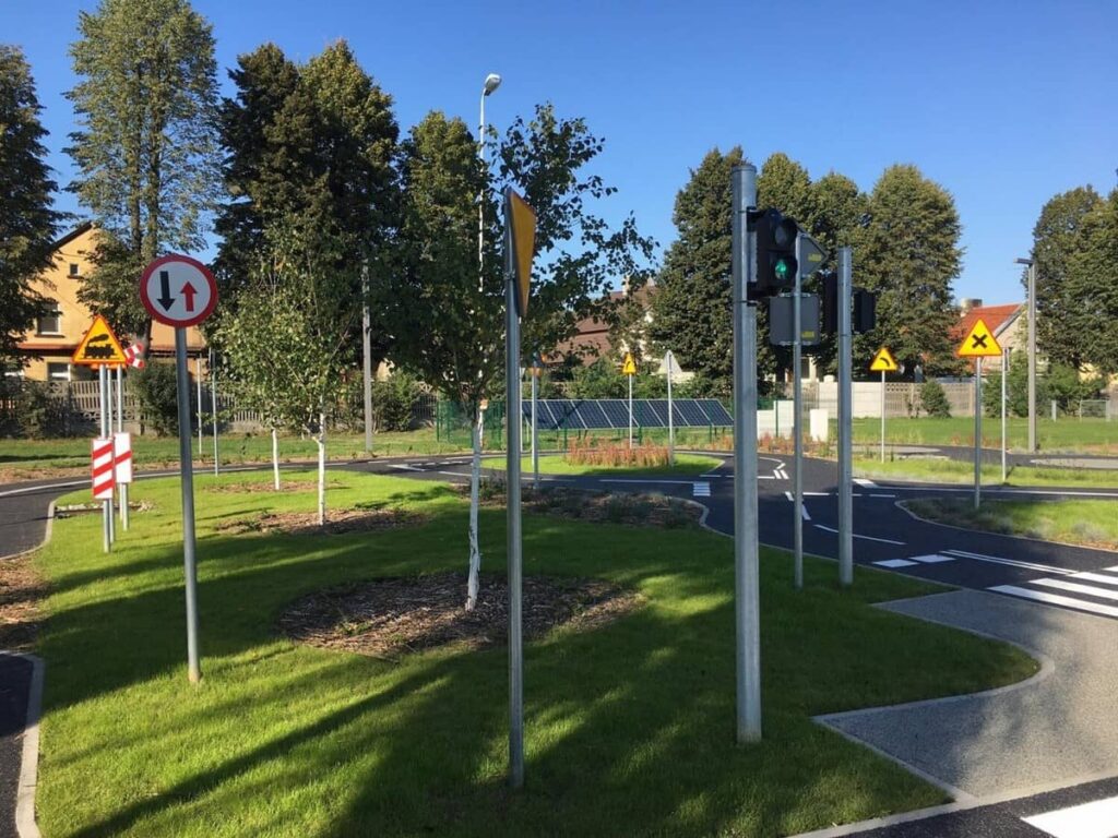 Na zdjęciu ulice i znaki miasteczka ruchu drogowego w Pleszewie