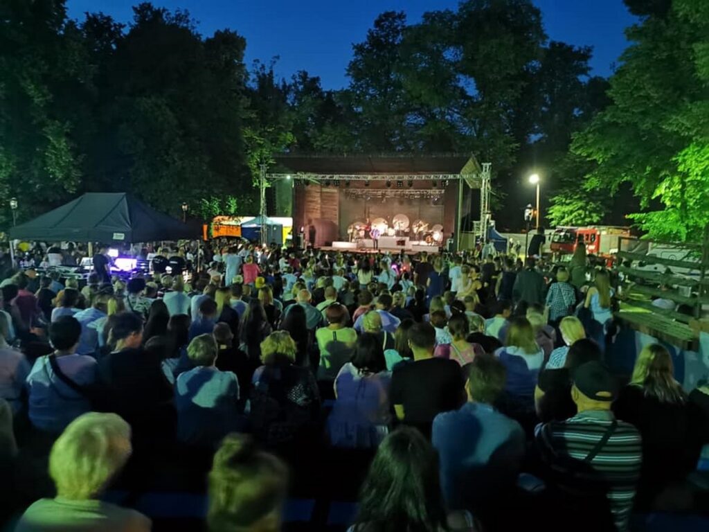 Publiczność w amfiteatrze podczas koncertu