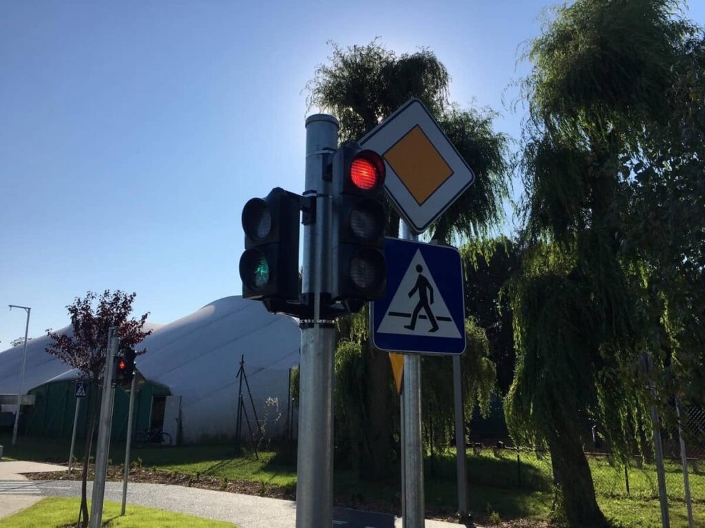 Na zdjęciu ulice i znaki miasteczka ruchu drogowego w Pleszewie