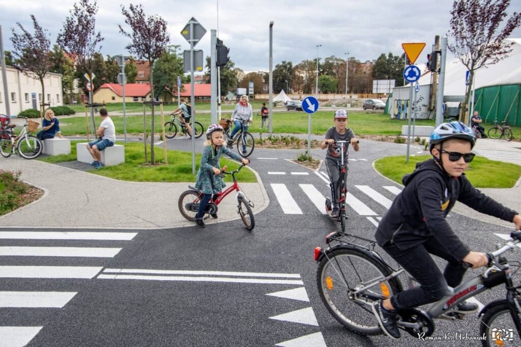 Na zdjęciu ulice i znaki miasteczka ruchu drogowego w Pleszewie