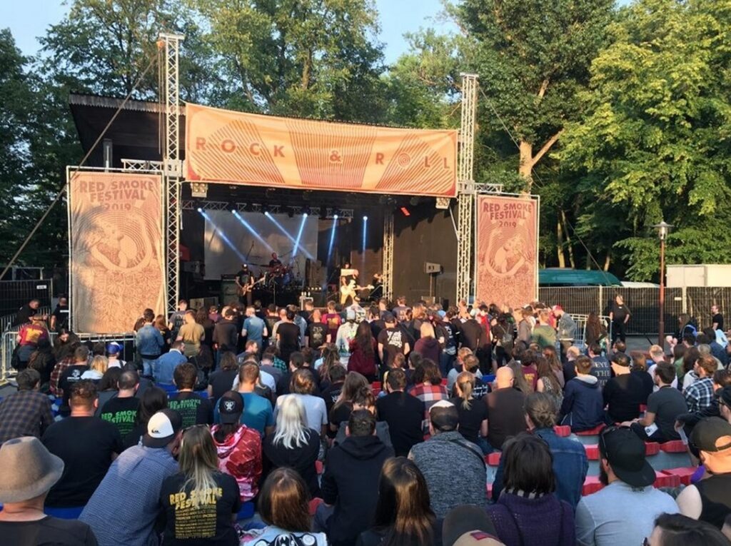 Publiczność w amfiteatrze podczas koncertu