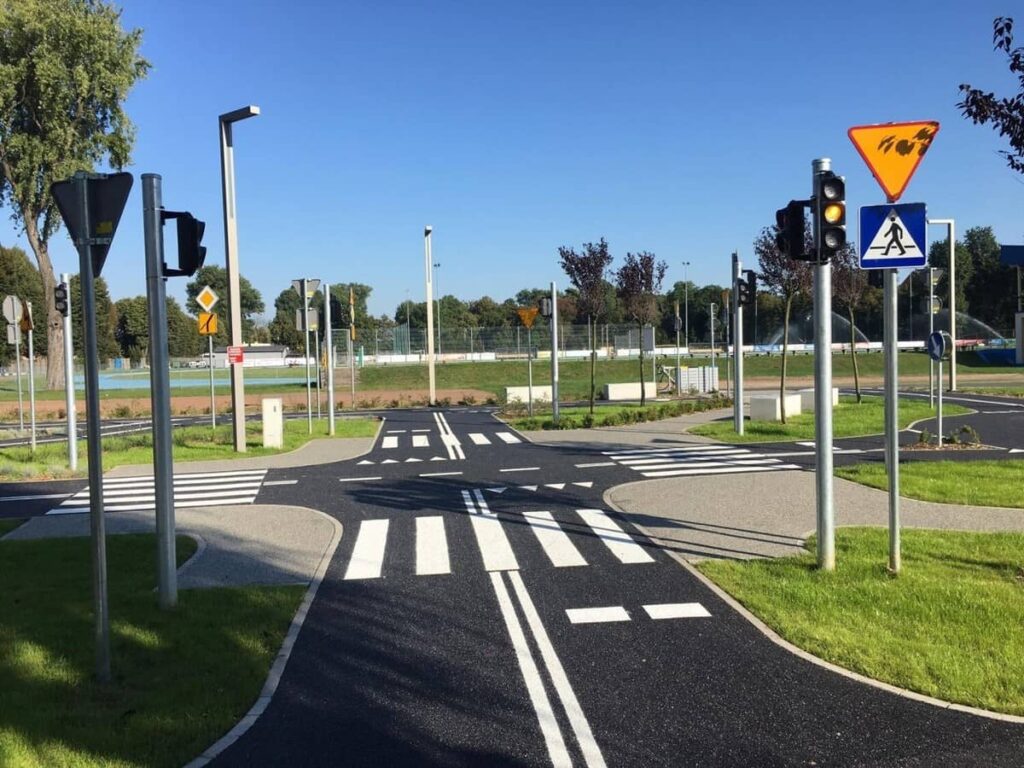 Na zdjęciu ulice i znaki miasteczka ruchu drogowego w Pleszewie