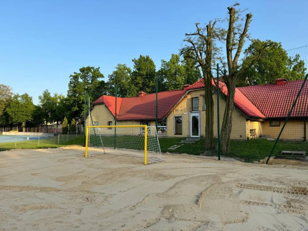 Na zdjęciu boisko letnie, piaszczyste