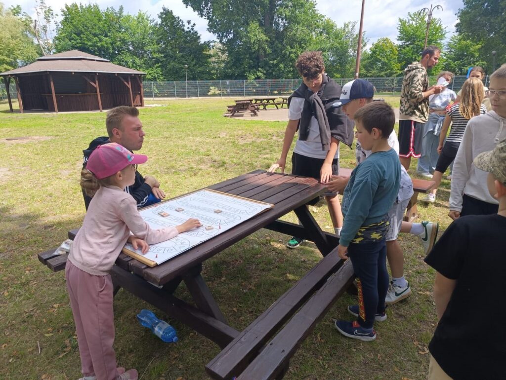 Widok na wigwam i dzieci w czasie zajęć