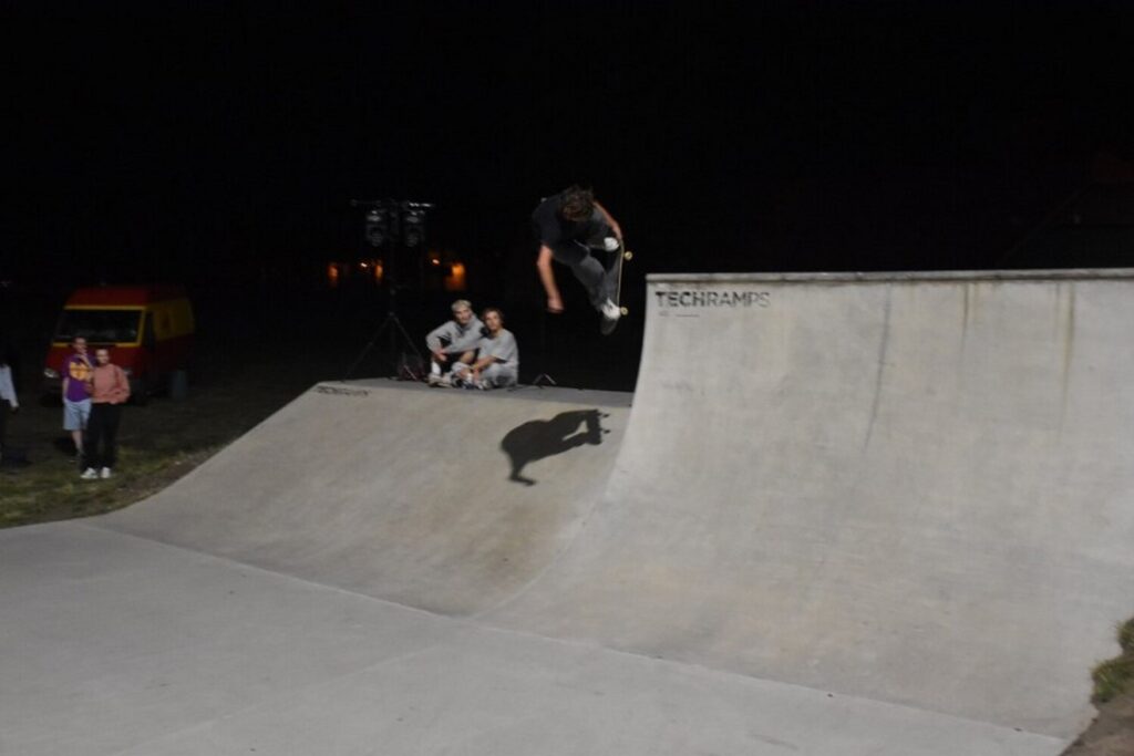 Na zdjęciu skateboardzista w momencie wykonywania ewolucji