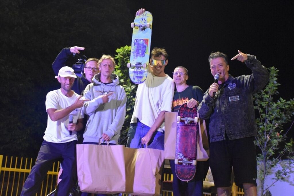 Na zdjęciu skateboardziści