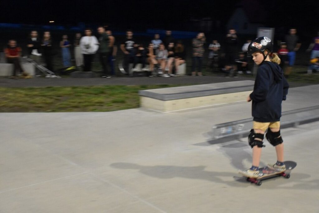 Na zdjęciu skateboardzista w momencie wykonywania ewolucji