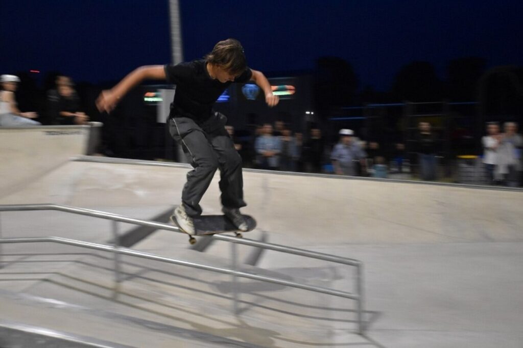 Na zdjęciu skateboardzista w momencie wykonywania ewolucji